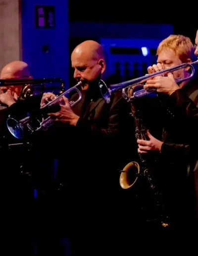 Die Bläsersektion von Jammin’Cool mit Trompeten und Saxophon live auf der Bühne