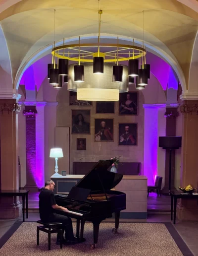 Heiko Schulz am Piano bei einem Auftritt des Trios Jammin’Cool 3 im pinken Licht