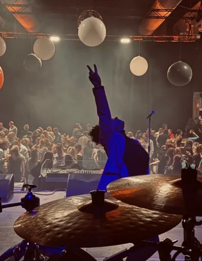 Miss Carolyne von Jammin’Cool 3 reißt die Hand hoch – im Hintergrund ein großes, begeistertes Publikum
