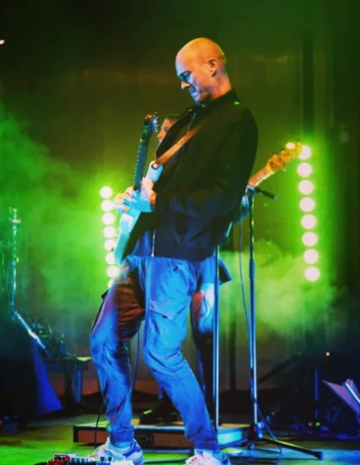 Nic Zang an der Gitarre bei einem Live-Auftritt der Band Jammin’Cool