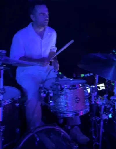 Sven Hassler spielt Schlagzeug live auf der Bühne mit Jammin’Cool