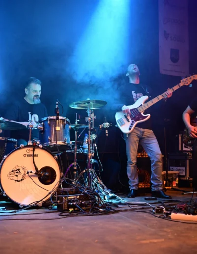 Bassist Markus Allhenn spielt E-Bass im blauen Licht bei einem Jammin’Cool Konzert