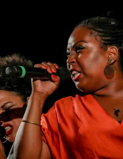 Sängerin Menna Mulugeta in Nahaufnahme am Mikrofon beim Auftritt mit Jammin’Cool 3