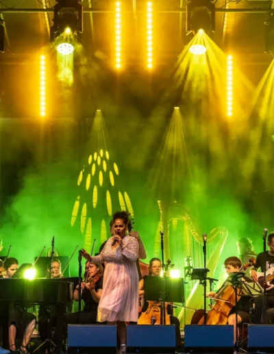 Menna Mulugeta singt live bei Jammin’Cool unter grün-gelber Lichtshow