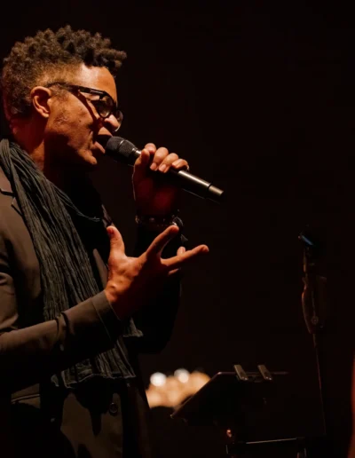 Worthy Davis singt ausdrucksstark live auf der Bühne mit Jammin’Cool