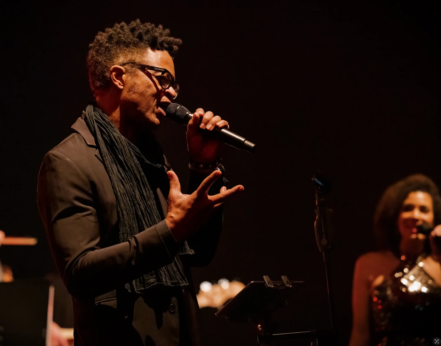 Worthy Davis singt ausdrucksstark live auf der Bühne mit Jammin’Cool